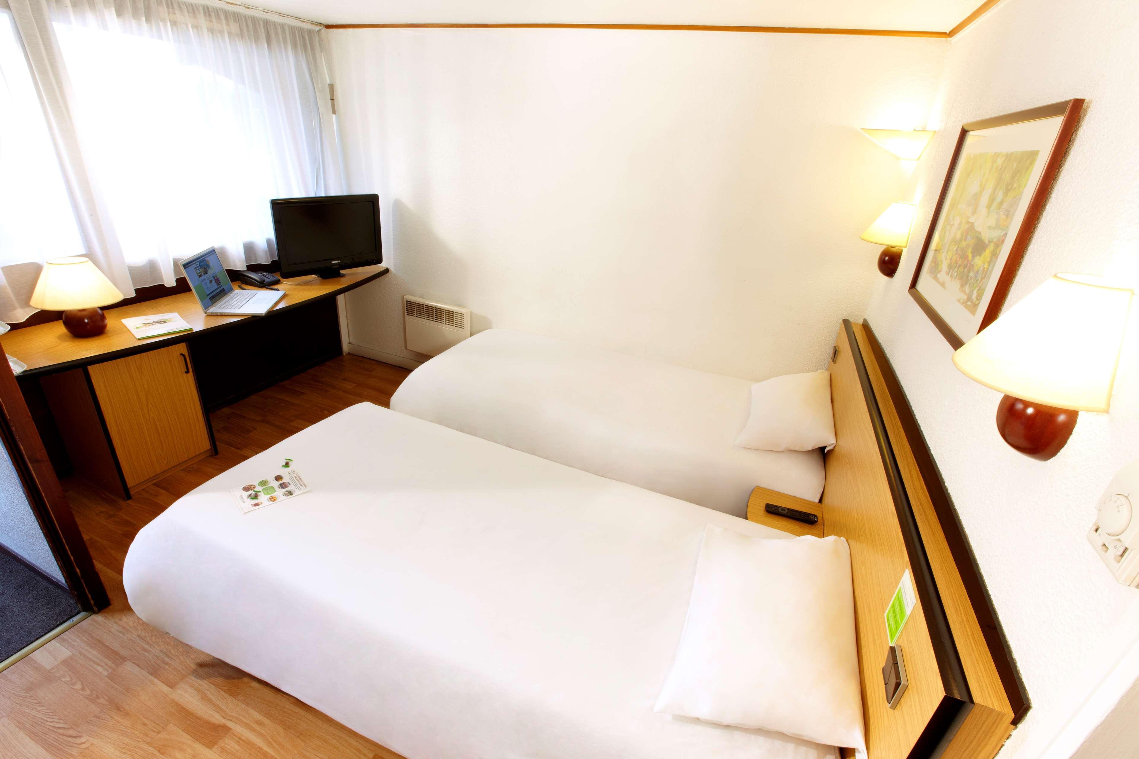 Campanile Cholet Hotel Exterior photo
