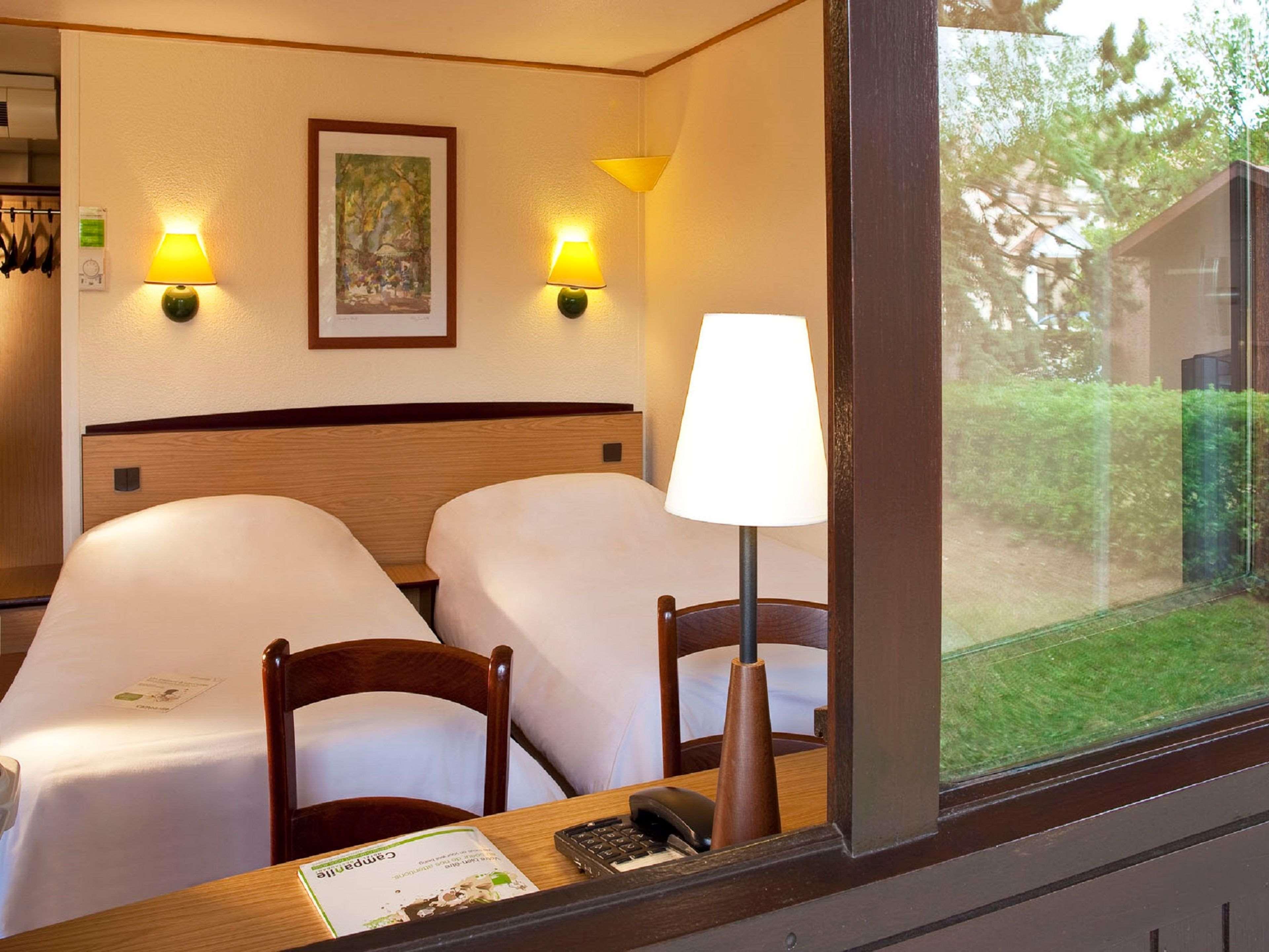 Campanile Cholet Hotel Exterior photo