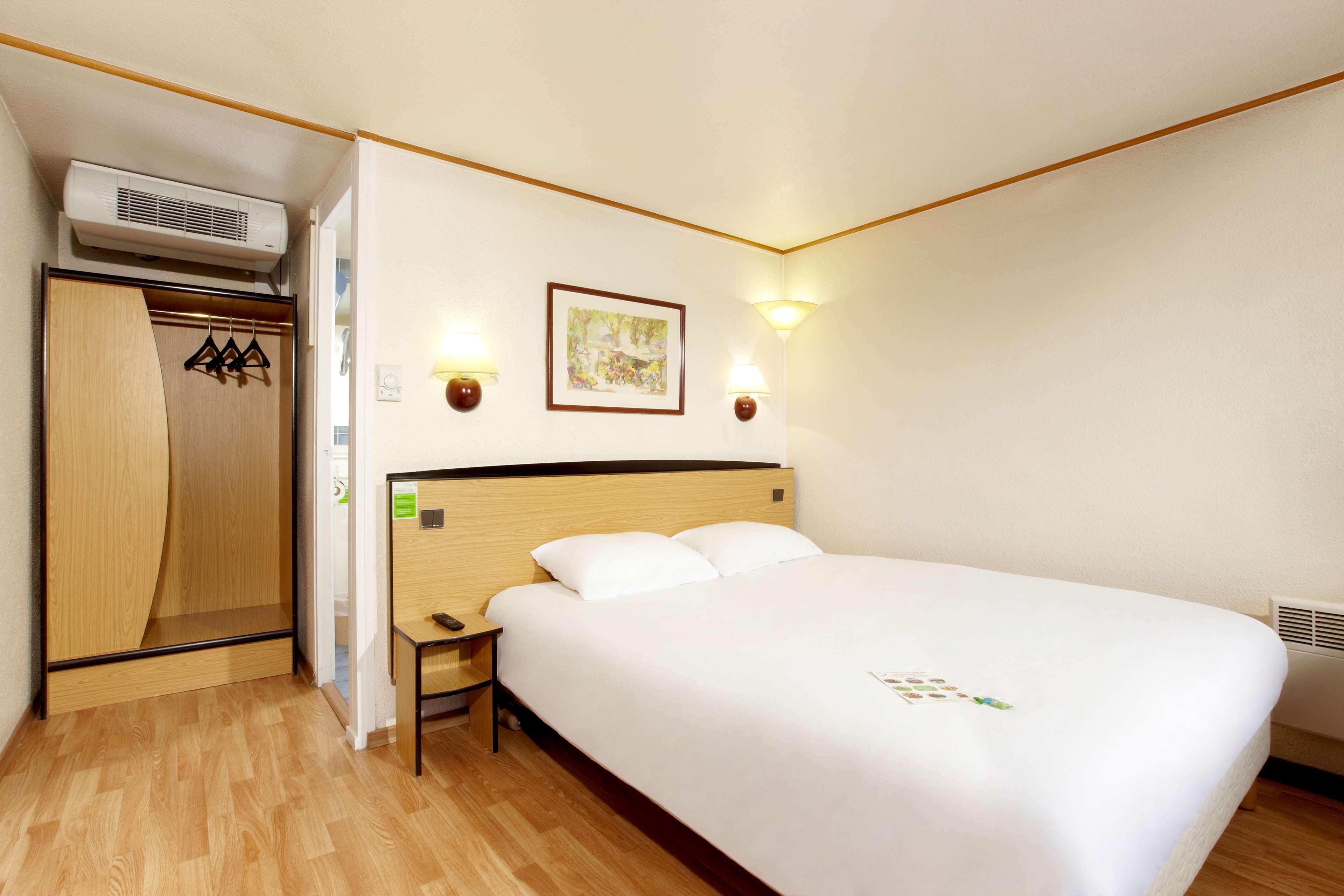 Campanile Cholet Hotel Exterior photo