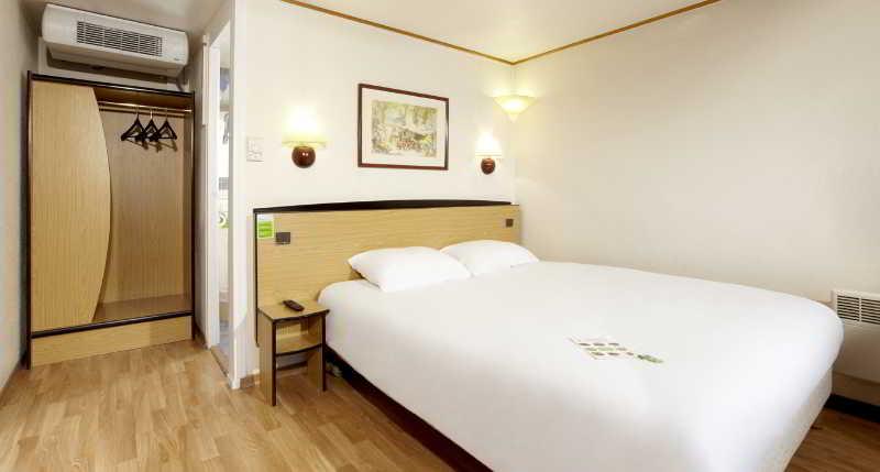 Campanile Cholet Hotel Exterior photo