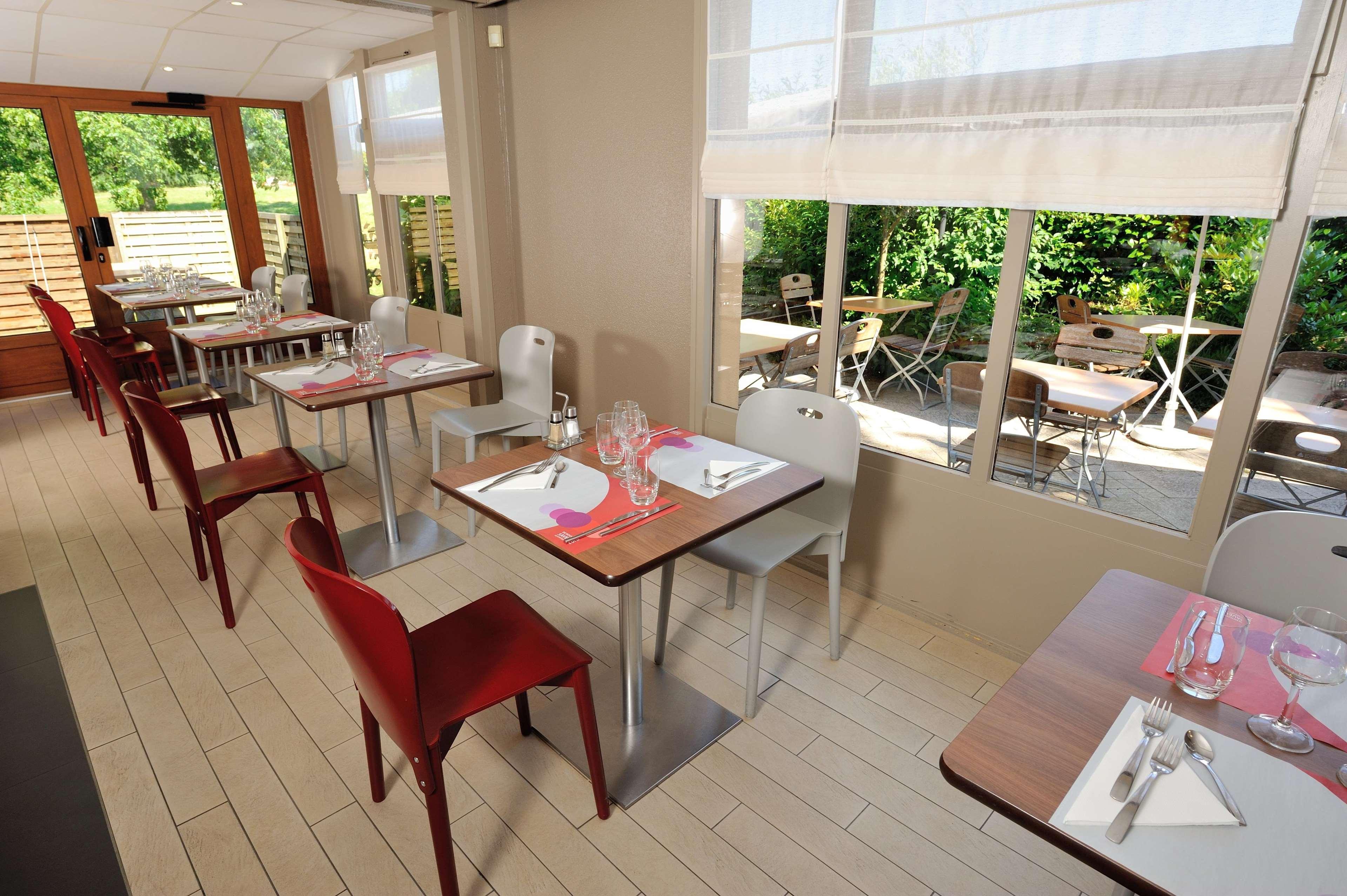 Campanile Cholet Hotel Exterior photo