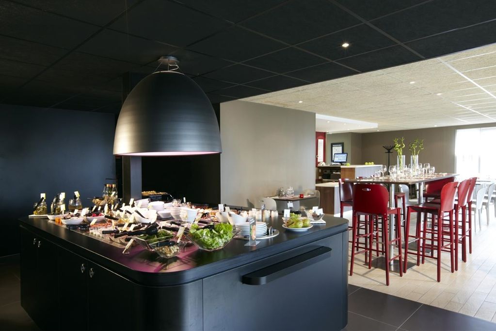 Campanile Cholet Hotel Restaurant photo